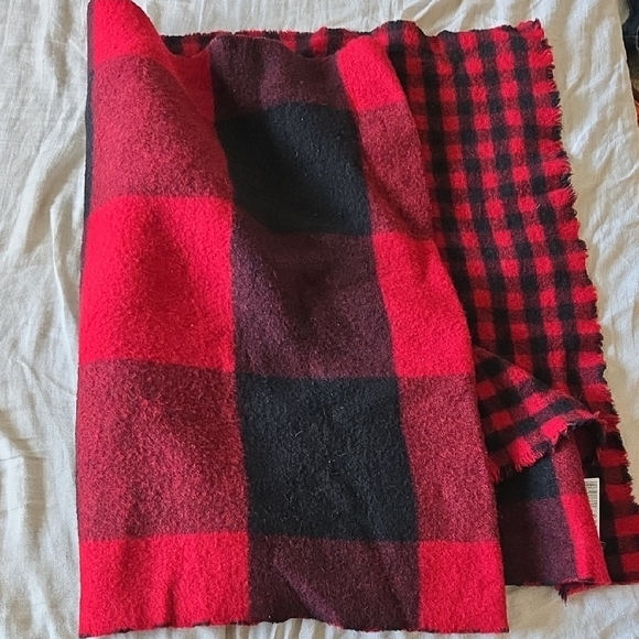 Banana Republic Lazar Reversible 27×80 Red & Black Plaid Wool Scarf Holiday Cozy - Picture 2 of 7
